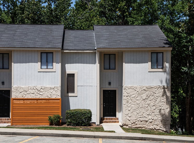 exterior view of apartment building at Magnolia Crossing in Macon GA